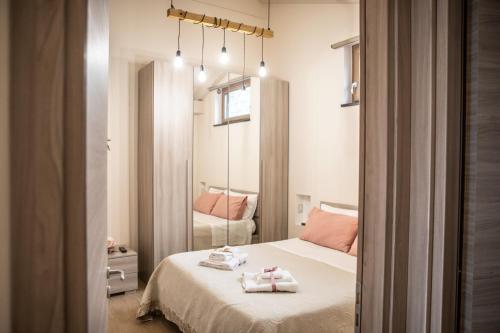 Habitación pequeña con cama y toallas. en Sofis Home, en Pimonte