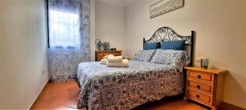 a bedroom with a bed and a dresser and a window at Apartamento Peonia 1 in Canet de Berenguer