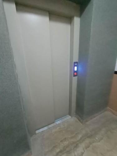 a room with a white wall with a blue door at BEJAIA Location Appartements de 49 à 69eur in Bejaïa