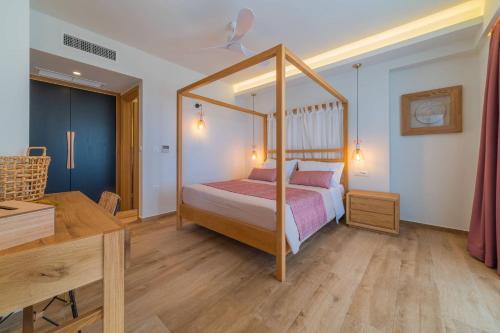 - une chambre avec un lit à baldaquin et du parquet dans l'établissement Vita Brevis - Premium Villa 15km From The Beach, à Vederoi
