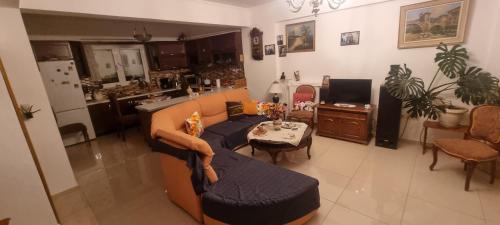uma sala de estar com um sofá e uma mesa em 1 bedroom apartment close to the sea em Artemida