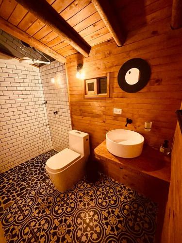 ein Bad mit einem WC und einem Waschbecken in der Unterkunft ThanSam Cabaña in San Vicente