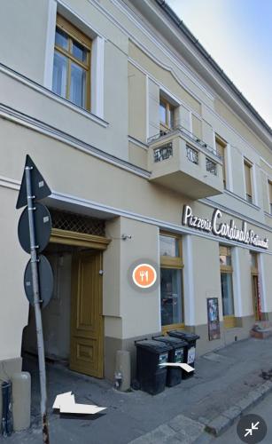 znak drogowy przed budynkiem w obiekcie Radac Residence w mieście Oradea