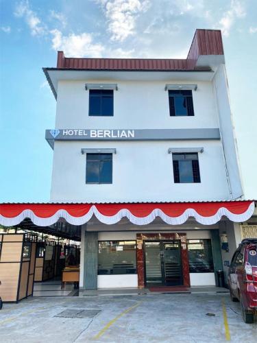 un hotel berlin edificio con un cartel en él en Hotel Berlian, en Pontianak