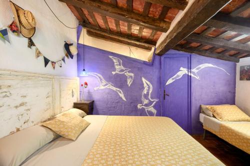 A bed or beds in a room at El Colomar, El Reixac Casa Rural