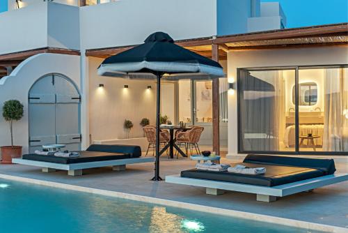 un patio con sombrilla y piscina en Ambeli Sunset Villas, en Megalokori