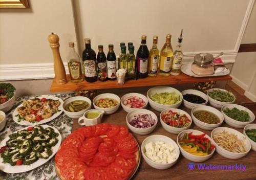 un tavolo apparecchiato con tanti tipi diversi di cibo di Olimpia Resort & SPA a Szczyrk