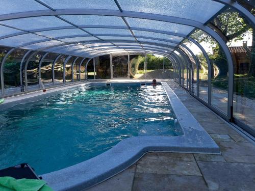 Πισίνα στο ή κοντά στο Maison Le Thor avec piscine part.