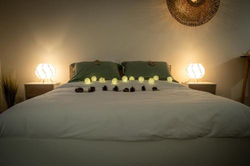 - un groupe de bougies assises au-dessus d'un lit dans l'établissement FLEUR DE VIGNE, à Fronsac