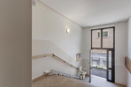 uma casa de banho com um WC e uma janela em Lido degli Estensi Seaview Apartment em Lido degli Estensi