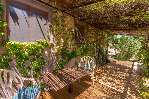 Ein Garten an der Unterkunft Le Mas de Riri