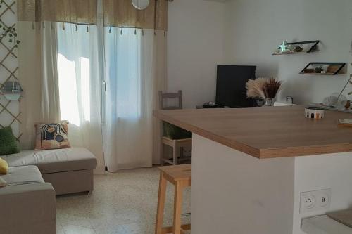 uma sala de estar com uma cozinha com uma bancada em Maison de village type 2 em Sainte-Croix-de-Verdon