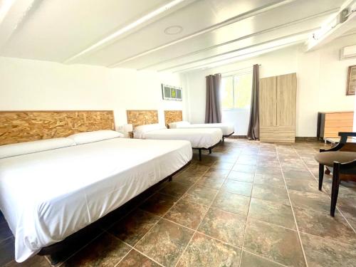Habitación de hotel con 2 camas y escritorio en Mas de la Maria en Cambrils
