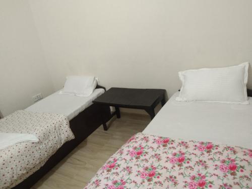 Una cama o camas en una habitación de HOTEL FORESTWAY Hostel & Backpackers