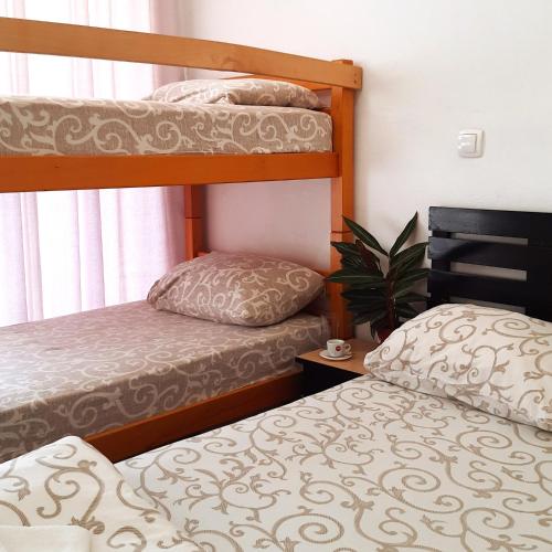 Ein Bett oder Betten in einem Zimmer der Unterkunft Apartments DEA