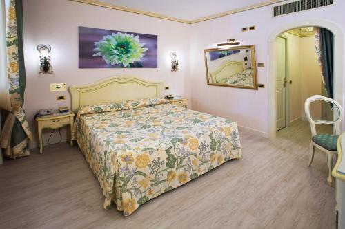 1 dormitorio con 1 cama, 1 mesa y 1 silla en Vip's Motel Luxury Accommodation & Spa, en Lonato