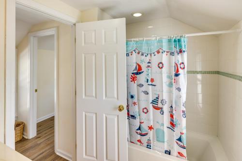 eine weiße Tür im Bad mit Duschvorhang in der Unterkunft Milford Vacation Rental Steps to the Beach! in Milford