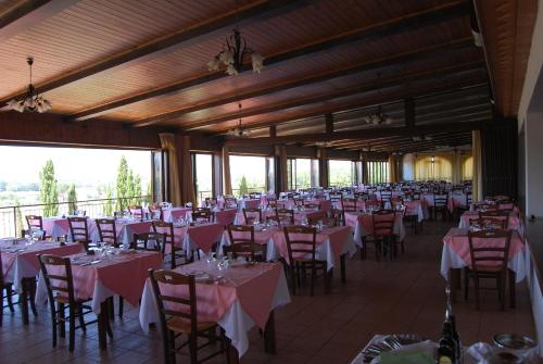 a banquet hall with tables and chairs with pink tablecloths at Hotel Fattoria Belvedere in Guardistallo