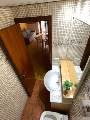 een kleine badkamer met een toilet en een wastafel bij Apartamento casco antiguo tarragona in Tarragona