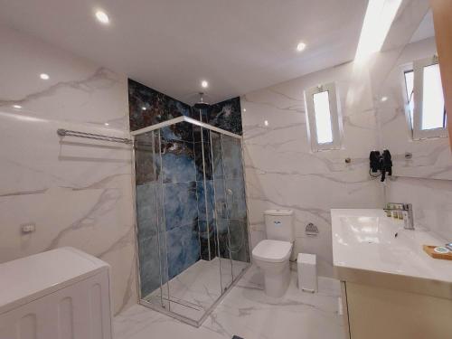 Ванна кімната в Sapphire home