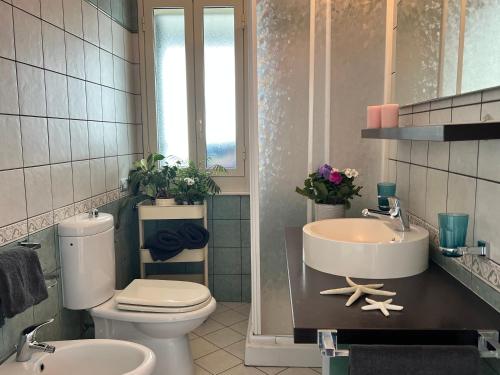 ein Bad mit einem WC und einem Waschbecken in der Unterkunft Apartment SunShine in Marzamemi