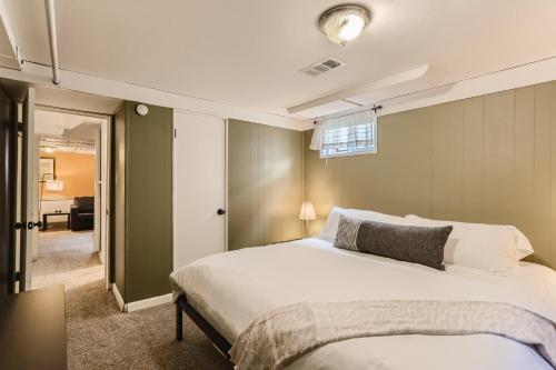 een slaapkamer met een groot wit bed in een kamer bij 2701 N Clayton St in Denver