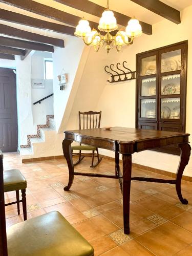 comedor con mesa de madera y lámpara de araña en Casa Boneta Alpujarra Almeria-Alboloduy, en Almería