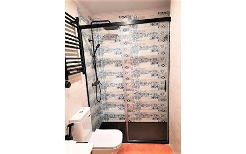 a bathroom with a shower and a toilet in it at Apartamento Peonia 1 in Canet de Berenguer