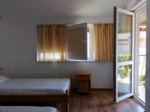 オブゾルにあるGuest House Sokratoviのベッドルーム1室(ベッド1台、鏡、窓付)