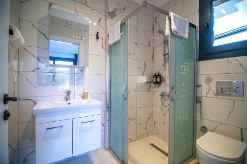uma casa de banho com um chuveiro, um lavatório e um WC. em DADYA VİLLA 4 - Marmaris Turgut da özel havuzlu denize yakın lüks villa em Marmaris