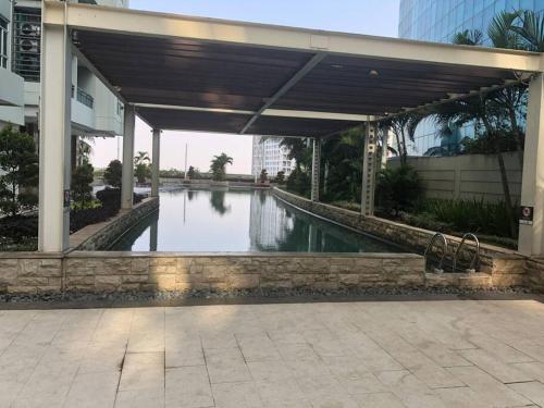 une piscine d'eau au milieu d'un bâtiment dans l'établissement Central Park Apt. 3 Bedroom (42nd Floor - Alaina), à Jakarta