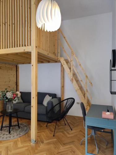 een woonkamer met een hoogslaper en een bank bij Apartment Andy in Zagreb