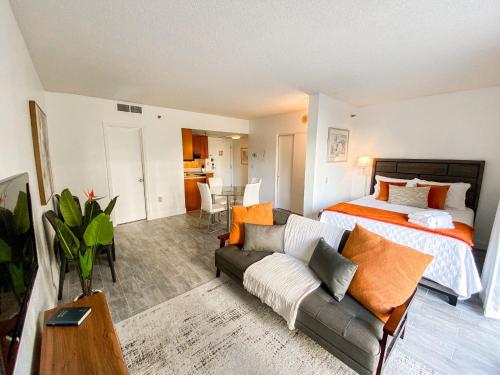 een woonkamer met een bed en een bank bij Universal Family Fun Perfectly Located + amenities in Orlando