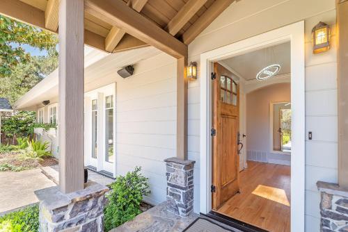 una entrada a una casa con puerta de madera en 3835 Molly's Cove home en Pebble Beach