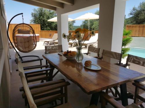 Πισίνα στο ή κοντά στο Galadriel Villa with Private Pool & Jacuzzi
