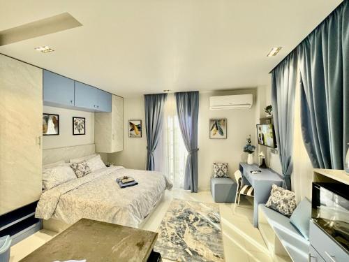 una camera con letto, scrivania e sedia di Luxury Studio House 589-6 a Città del 6 ottobre