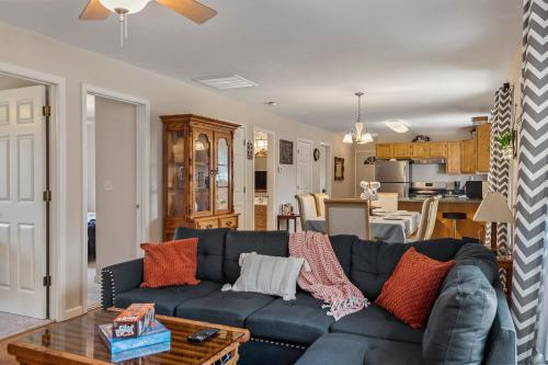 un soggiorno con divano blu e tavolo di Modern Bungalow Home with Mid-Century Flair a Springfield
