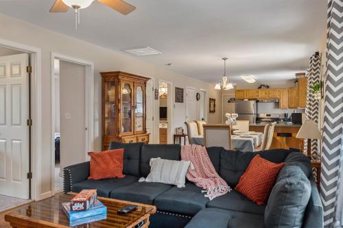 ein Wohnzimmer mit einem blauen Sofa und einem Tisch in der Unterkunft Modern Bungalow Home with Mid-Century Flair in Springfield