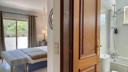 una camera con letto e un bagno con doccia di Falesia by Check-in Portugal ad Albufeira