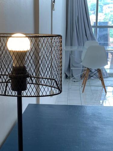 Mamoudzou的住宿－Studio 19 Mamoudzou hyper centre，坐在桌子上的一盏灯