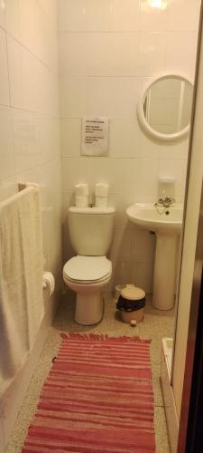 Koupelna v ubytování Quarto1 com wc privado e cozinha partilhada