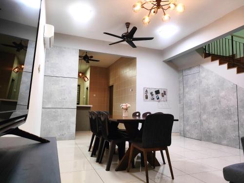 a dining room with a table and chairs and a ceiling fan at A43 near Setia City Convention Centre & Bukit Raja in Shah Alam