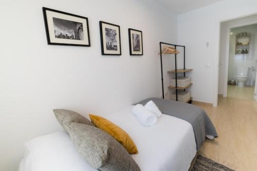 Habitación blanca con cama y sofá en Apartamento céntrico en Campello, en El Campello