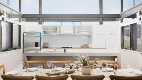 Dapur atau dapur kecil di Sails on the Beachfront - Exclusive Seaside Home
