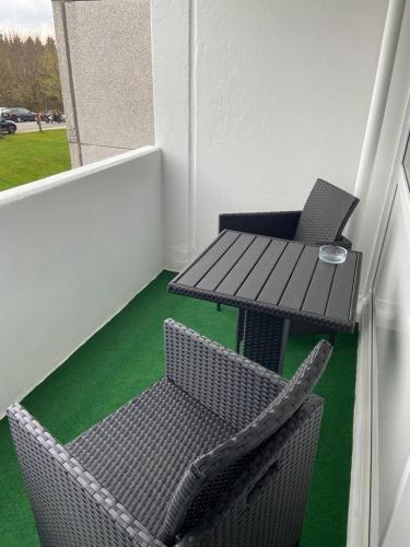 a table and chairs on a balcony with a table and chairs at Ferienwohnung Franzi in Goslar