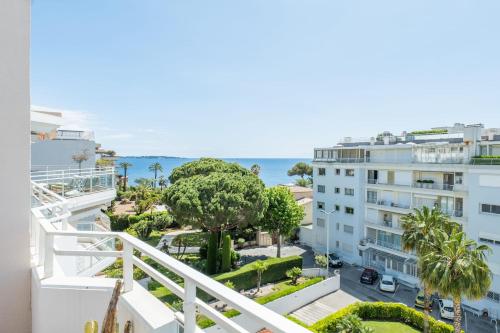 3-Room Luxury Apartment with Pool and Sea View Steps from the Beach