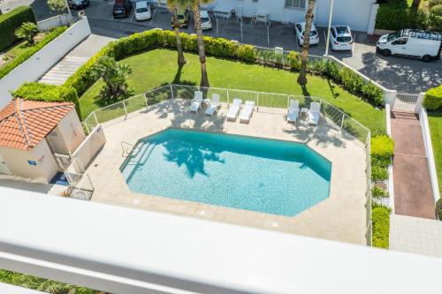 - une vue sur la piscine située dans un bâtiment dans l'établissement 3-Room Luxury Apartment with Pool and Sea View Steps from the Beach, à Cannes