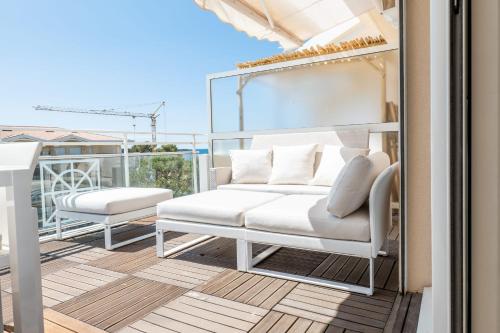 3-Room Luxury Apartment with Pool and Sea View Steps from the Beach