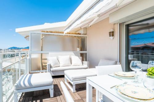 3-Room Luxury Apartment with Pool and Sea View Steps from the Beach