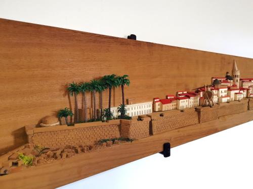 a model of a train on a wooden shelf at Casa vacanza il Campanile in Alghero
